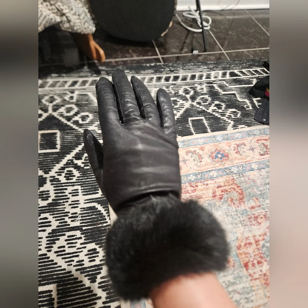 Wilsons Leather Genuine Leather Gloves with Fur Cuff – Size S/M